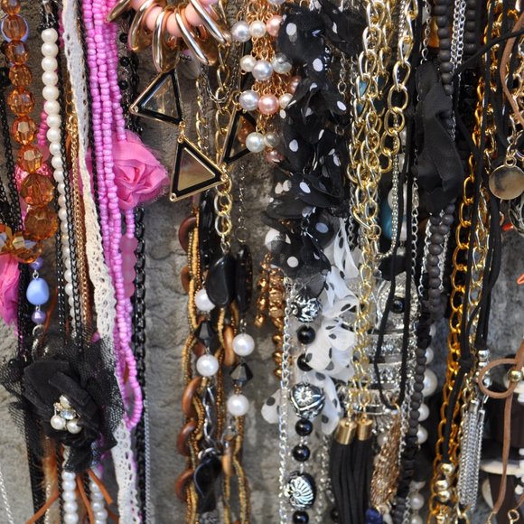 Jewelry Lot fashion necklace around 4lbs. all new 40 diferent styles with tags - Picture 5 of 6